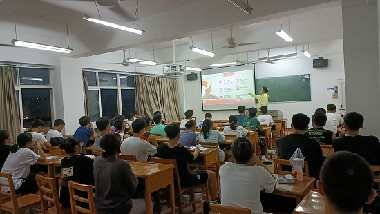 说明: C:\Users\Administrator\Desktop\开云kaiyun官方网站开展新生班级入党知识宣讲活动2021.9.17\开云kaiyun官方网站开展新生班级入党知识宣讲活动2021.9.17\2.jpg