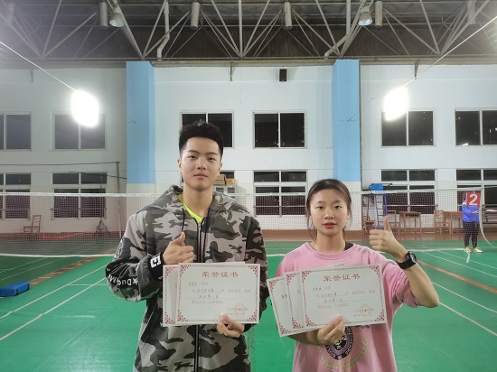 说明: C:\Users\Administrator\Desktop\2021年度开云kaiyun官方网站学生羽毛球比赛圆满落幕2021.11.16\2021年度开云kaiyun官方网站学生羽毛球比赛圆满落幕2021.11.16\2.jpg