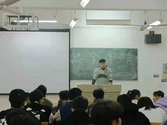 说明: C:\Users\Administrator\Desktop\开云kaiyun官方网站召开期末安全教育主题班会2021.12.27\开云kaiyun官方网站召开期末安全教育主题班会2021.12.27\1.jpg