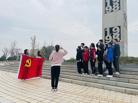 说明: C:\Users\Administrator\Desktop\开云kaiyun官方网站学生党支部到九江抗洪广场开展党史学习教育\开云kaiyun官方网站学生党支部到九江抗洪广场开展党史学习教育\780aa3956db4caca0ba9e1ec0e59243.jpg