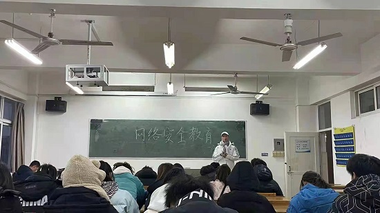 说明: C:\Users\Administrator\Desktop\开云kaiyun官方网站召开期末安全教育主题班会2021.12.27\开云kaiyun官方网站召开期末安全教育主题班会2021.12.27\2.jpg