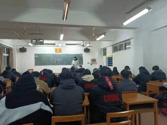 说明: C:\Users\Administrator\Desktop\开云kaiyun官方网站召开期末安全教育主题班会2021.12.27\开云kaiyun官方网站召开期末安全教育主题班会2021.12.27\4.jpg