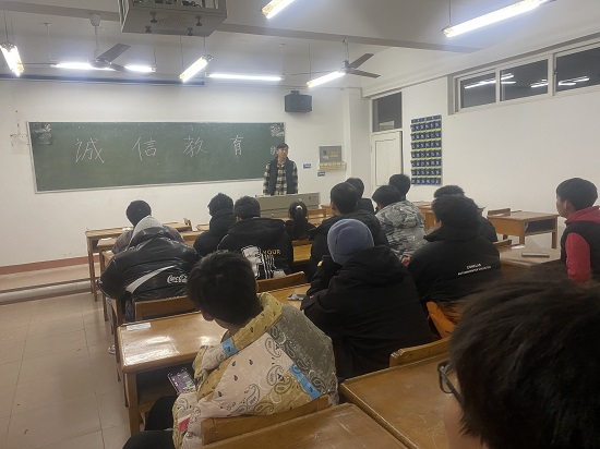 说明: C:\Users\Administrator\Desktop\开云kaiyun官方网站召开诚信教育主题班会2021.12.19\开云kaiyun官方网站召开诚信教育主题班会2021.12.19\1.jpg