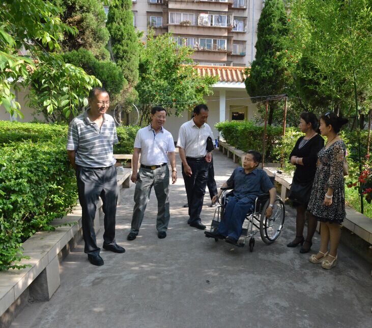 图为省残联领导到澳门十大网投调研（二）